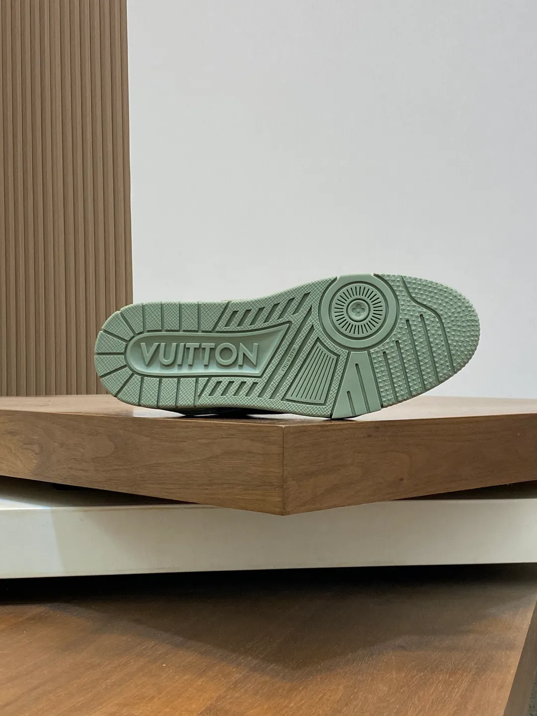 Men's men's shoes 💰820 Lujia New Color Men's 🧍‍♂️trainer sneakers, this LV Trainer sneaker is made of soft grained calfskin, showing pure tones, the #54 logo on the back traces the brand's birth in 1854, the designer's handwritten brand logo embellishes one side, designed by Virgil Abloh himself, a very commemorative sneaker, the new LV Louis Vuitton louis vuitton trainer sneaker low casual sports culture versatile basketball sneakers Size: 35-46 (customized for women 40, men 46)